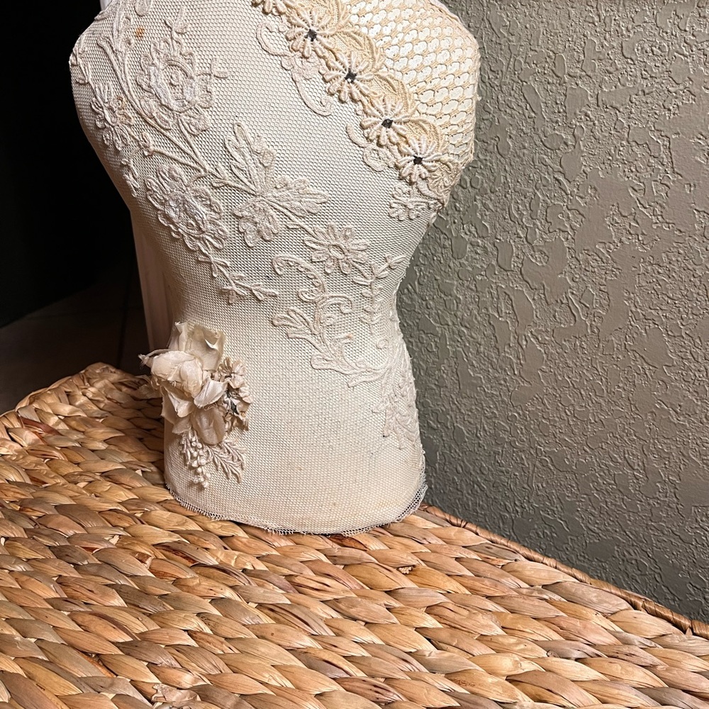 Mannequin bust for jewelry display